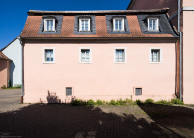 Schloss und Schlossgarten Schwetzingen - Sonstige Bauten - Oberes Wasserwerk - Kühlhaus - Von außen - Von Westen - Blick auf die Westfassade des Kühlhauses (den Unterbau des ersten Wasserwerks) (Gesamte Anlage Brunnenstube, Pumpenstube, Räderwerk, Kühlhaus und Kühlhaus): Länge x Breite: ca. 30 x 29 Meter; Kühlhaus: Länge x Breite ca. 14 x 13 Meter, Firsthöhe ca. 14 Meter; Bauzeit Anlage: um 1774, Gesamtinstandsetzung: 1994–2000; Architekt: Nicolas de Pigage, Brunnenmeister: Thomas Breuer) (aufgenommen im Juni 2025, am späten Nachmittag)