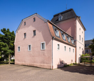 Schloss und Schlossgarten Schwetzingen - Sonstige Bauten - Oberes Wasserwerk - Kühlhaus - Von außen - Von Nordwest - Blick auf das Kühlhaus (vorne, Unterbau des ersten Wasserwerks) und den Wasserturm des Oberen Wasserwerks (Gesamte Anlage Brunnenstube, Pumpenstube, Räderwerk, Kühlhaus und Kühlhaus): Länge x Breite: ca. 30 x 29 Meter; Kühlhaus: Länge x Breite ca. 14 x 13 Meter, Firsthöhe ca. 14 Meter; Wasserturm: Länge x Breite ca. 14 x 14 Meter, Firsthöhe ca. 24 Meter; Bauzeit Anlage: um 1774, Gesamtinstandsetzung: 1994–2000; Architekt: Nicolas de Pigage, Brunnenmeister: Thomas Breuer) (aufgenommen im Juni 2025, am späten Nachmittag)