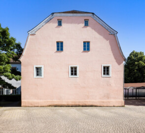 Schloss und Schlossgarten Schwetzingen - Sonstige Bauten - Oberes Wasserwerk - Kühlhaus - Von außen - Von Norden - Blick auf die Nordfassade des Kühlhauses (den Unterbau des ersten Wasserwerks) (Gesamte Anlage Brunnenstube, Pumpenstube, Räderwerk, Kühlhaus und Kühlhaus): Länge x Breite: ca. 30 x 29 Meter; Kühlhaus: Länge x Breite ca. 14 x 13 Meter, Firsthöhe ca. 14 Meter; Bauzeit Anlage: um 1774, Gesamtinstandsetzung: 1994–2000; Architekt: Nicolas de Pigage, Brunnenmeister: Thomas Breuer) (aufgenommen im Juni 2025, am späten Nachmittag)