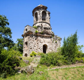 Schloss und Schlossgarten Schwetzingen - Garten - Merkurtempel - Von außen - Von Südost - Blick vom ansteigenden Hügel auf den Merkurtempel, als Ruine gebaut; in der Bildmitte der östliche Eingang (Architekt: Nicolas de Pigage (1723-1796); Bauzeit: 1784-1792, Restaurierung: 2008–2013; Abmessungen: Grundfläche des Sechsecks Länge x Breite ca. 14 x 12 Meter, Länge konkave Portalseiten ca. 10 Meter, Tiefe Kabinettseiten ca. 3,5 Meter, Durchmesser Tambour ca. 6,5 Meter, Höhe ca. 25 Meter, 4 Geschosse) (aufgenommen im Juni 2025, am Nachmittag) Schloss und Schlossgarten Schwetzingen - Garten - Merkurtempel - Von außen - Von Südost - Blick vom ansteigenden Hügel auf den Merkurtempel, als Ruine gebaut; in der Bildmitte der östliche Eingang (Architekt: Nicolas de Pigage (1723-1796); Bauzeit: 1784-1792, Restaurierung: 2008–2013; Abmessungen: Grundfläche des Sechsecks Länge x Breite ca. 14 x 12 Meter, Länge konkave Portalseiten ca. 10 Meter, Tiefe Kabinettseiten ca. 3,5 Meter, Durchmesser Tambour ca. 6,5 Meter, Höhe ca. 25 Meter, 4 Geschosse) (aufgenommen im Juni 2025, am Nachmittag)