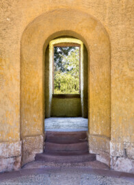 Schloss und Schlossgarten Schwetzingen - Garten - Merkurtempel - Von Innen - Erdgeschoss - Von Osten - Blick vom östlichen Eingang des Merkurtempels nach Westen durch den kreisrunden Kuppelsaal auf die gegenüberliegende rundbogige Nische, in das etwas höher gelegene Kabinett und durch dessen Fenster in den Garten (Architekt: Nicolas de Pigage (1723-1796); Bauzeit: 1784-1792, Restaurierung: 2008–2013; Abmessungen: Grundfläche des Sechsecks Länge x Breite ca. 14 x 12 Meter, Länge konkave Portalseiten ca. 10 Meter, Tiefe Kabinettseiten ca. 3,5 Meter, Durchmesser Tambour ca. 6,5 Meter, Höhe ca. 25 Meter, 4 Geschosse) (aufgenommen im Juni 2025, am frühen Nachmittag) Schloss und Schlossgarten Schwetzingen - Garten - Merkurtempel - Von Innen - Erdgeschoss - Von Osten - Blick vom östlichen Eingang des Merkurtempels nach Westen durch den kreisrunden Kuppelsaal auf die gegenüberliegende rundbogige Nische, in das etwas höher gelegene Kabinett und durch dessen Fenster in den Garten (Architekt: Nicolas de Pigage (1723-1796); Bauzeit: 1784-1792, Restaurierung: 2008–2013; Abmessungen: Grundfläche des Sechsecks Länge x Breite ca. 14 x 12 Meter, Länge konkave Portalseiten ca. 10 Meter, Tiefe Kabinettseiten ca. 3,5 Meter, Durchmesser Tambour ca. 6,5 Meter, Höhe ca. 25 Meter, 4 Geschosse) (aufgenommen im Juni 2025, am frühen Nachmittag)