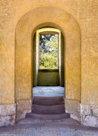 Schloss und Schlossgarten Schwetzingen - Garten - Merkurtempel - Von Innen - Erdgeschoss - Von Osten - Blick vom östlichen Eingang des Merkurtempels nach Westen durch den kreisrunden Kuppelsaal auf die gegenüberliegende rundbogige Nische, in das etwas höher gelegene Kabinett und durch dessen Fenster in den Garten (Architekt: Nicolas de Pigage (1723-1796); Bauzeit: 1784-1792, Restaurierung: 2008–2013; Abmessungen: Grundfläche des Sechsecks Länge x Breite ca. 14 x 12 Meter, Länge konkave Portalseiten ca. 10 Meter, Tiefe Kabinettseiten ca. 3,5 Meter, Durchmesser Tambour ca. 6,5 Meter, Höhe ca. 25 Meter, 4 Geschosse) (aufgenommen im Juni 2025, am frühen Nachmittag) Schloss und Schlossgarten Schwetzingen - Garten - Merkurtempel - Von Innen - Erdgeschoss - Von Osten - Blick vom östlichen Eingang des Merkurtempels nach Westen durch den kreisrunden Kuppelsaal auf die gegenüberliegende rundbogige Nische, in das etwas höher gelegene Kabinett und durch dessen Fenster in den Garten (Architekt: Nicolas de Pigage (1723-1796); Bauzeit: 1784-1792, Restaurierung: 2008–2013; Abmessungen: Grundfläche des Sechsecks Länge x Breite ca. 14 x 12 Meter, Länge konkave Portalseiten ca. 10 Meter, Tiefe Kabinettseiten ca. 3,5 Meter, Durchmesser Tambour ca. 6,5 Meter, Höhe ca. 25 Meter, 4 Geschosse) (aufgenommen im Juni 2025, am frühen Nachmittag)