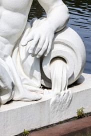 Schloss und Schlossgarten Schwetzingen - Garten - Um den Großen Weiher - Skulptur Rhein (rechts der Mitte des östlichen Ufers des Großen Weihers) - Von Osten - Blick auf einen Ausschnitt der allegorischen Kolossalfigur "Rhein" (Bildhauer: Peter Anton von Verschaffelt (1710-1793); Datierung: 1769 - 1779; Material: gelber Sandstein, weiß gefasst; Kopie; Original im Lapidarium) (aufgenommen im Juli 2025, am frühen Nachmittag) Schloss und Schlossgarten Schwetzingen - Garten - Um den Großen Weiher - Skulptur Rhein (rechts der Mitte des östlichen Ufers des Großen Weihers) - Von Osten - Blick auf einen Ausschnitt der allegorischen Kolossalfigur "Rhein" (Bildhauer: Peter Anton von Verschaffelt (1710-1793); Datierung: 1769 - 1779; Material: gelber Sandstein, weiß gefasst; Kopie; Original im Lapidarium) (aufgenommen im Juli 2025, am frühen Nachmittag)