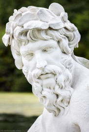 Schloss und Schlossgarten Schwetzingen - Garten - Um den Großen Weiher - Skulptur Rhein (rechts der Mitte des östlichen Ufers des Großen Weihers) - Von Nordost - Blick auf einen Ausschnitt (Schulterstück) der allegorischen Kolossalfigur "Rhein" (Bildhauer: Peter Anton von Verschaffelt (1710-1793); Datierung: 1769 - 1779; Material: gelber Sandstein, weiß gefasst; Kopie; Original im Lapidarium) (aufgenommen im Juli 2025, am frühen Nachmittag) Schloss und Schlossgarten Schwetzingen - Garten - Um den Großen Weiher - Skulptur Rhein (rechts der Mitte des östlichen Ufers des Großen Weihers) - Von Nordost - Blick auf einen Ausschnitt (Schulterstück) der allegorischen Kolossalfigur "Rhein" (Bildhauer: Peter Anton von Verschaffelt (1710-1793); Datierung: 1769 - 1779; Material: gelber Sandstein, weiß gefasst; Kopie; Original im Lapidarium) (aufgenommen im Juli 2025, am frühen Nachmittag)
