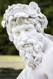 Schloss und Schlossgarten Schwetzingen - Garten - Um den Großen Weiher - Skulptur Rhein (rechts der Mitte des östlichen Ufers des Großen Weihers) - Von Nordost - Blick auf einen Ausschnitt (Schulterstück) der allegorischen Kolossalfigur "Rhein" (Bildhauer: Peter Anton von Verschaffelt (1710-1793); Datierung: 1769 - 1779; Material: gelber Sandstein, weiß gefasst; Kopie; Original im Lapidarium) (aufgenommen im Juli 2025, am frühen Nachmittag) Schloss und Schlossgarten Schwetzingen - Garten - Um den Großen Weiher - Skulptur Rhein (rechts der Mitte des östlichen Ufers des Großen Weihers) - Von Nordost - Blick auf einen Ausschnitt (Schulterstück) der allegorischen Kolossalfigur "Rhein" (Bildhauer: Peter Anton von Verschaffelt (1710-1793); Datierung: 1769 - 1779; Material: gelber Sandstein, weiß gefasst; Kopie; Original im Lapidarium) (aufgenommen im Juli 2025, am frühen Nachmittag)