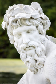 Schloss und Schlossgarten Schwetzingen - Garten - Um den Großen Weiher - Skulptur Rhein (rechts der Mitte des östlichen Ufers des Großen Weihers) - Von Nordost - Blick auf einen Ausschnitt (Schulterstück) der allegorischen Kolossalfigur "Rhein" (Bildhauer: Peter Anton von Verschaffelt (1710-1793); Datierung: 1769 - 1779; Material: gelber Sandstein, weiß gefasst; Kopie; Original im Lapidarium) (aufgenommen im Juli 2025, am frühen Nachmittag) Schloss und Schlossgarten Schwetzingen - Garten - Um den Großen Weiher - Skulptur Rhein (rechts der Mitte des östlichen Ufers des Großen Weihers) - Von Nordost - Blick auf einen Ausschnitt (Schulterstück) der allegorischen Kolossalfigur "Rhein" (Bildhauer: Peter Anton von Verschaffelt (1710-1793); Datierung: 1769 - 1779; Material: gelber Sandstein, weiß gefasst; Kopie; Original im Lapidarium) (aufgenommen im Juli 2025, am frühen Nachmittag)
