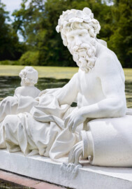 Schloss und Schlossgarten Schwetzingen - Garten - Um den Großen Weiher - Skulptur Rhein (rechts der Mitte des östlichen Ufers des Großen Weihers) - Von Nordost - Blick auf einen Ausschnitt der allegorischen Kolossalfigur "Rhein" (Bildhauer: Peter Anton von Verschaffelt (1710-1793); Datierung: 1769 - 1779; Material: gelber Sandstein, weiß gefasst; Kopie; Original im Lapidarium) (aufgenommen im Juli 2025, am frühen Nachmittag) Schloss und Schlossgarten Schwetzingen - Garten - Um den Großen Weiher - Skulptur Rhein (rechts der Mitte des östlichen Ufers des Großen Weihers) - Von Nordost - Blick auf einen Ausschnitt der allegorischen Kolossalfigur "Rhein" (Bildhauer: Peter Anton von Verschaffelt (1710-1793); Datierung: 1769 - 1779; Material: gelber Sandstein, weiß gefasst; Kopie; Original im Lapidarium) (aufgenommen im Juli 2025, am frühen Nachmittag)