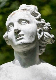 Schloss und Schlossgarten Schwetzingen - Garten - Um den Großen Weiher - Skulptur Rhetorica (ca. 80 Meter nordwestlich des Merkurtempels, "verborgen" in einer Baum-/Buschgruppe) - Von Osten - Blick auf einen Ausschnitt (Schulterstück) der allegorischen Figur "Rhetorica" (Bildhauer: Peter van den Branden (†1720) zugeschrieben; Datierung: unbekannt) (aufgenommen im Juli 2025, am Nachmittag) Schloss und Schlossgarten Schwetzingen - Garten - Um den Großen Weiher - Skulptur Rhetorica (ca. 80 Meter nordwestlich des Merkurtempels, "verborgen" in einer Baum-/Buschgruppe) - Von Osten - Blick auf einen Ausschnitt (Schulterstück) der allegorischen Figur "Rhetorica" (Bildhauer: Peter van den Branden (†1720) zugeschrieben; Datierung: unbekannt) (aufgenommen im Juli 2025, am Nachmittag)