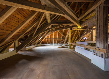Schloss und Schlossgarten Schwetzingen - Garten - Schlosstheater - Von innen - Dachstuhl, über dem Zuschauerraum - Mittlere Ebene - Von Norden - Blick nach Süden in den Dachstuhl auf der mittleren Ebene über dem Foyer des Zuschauerraums (Gesamter Bau: Länge x Breite: ca. 62 x 35 Meter; Architekt: Nicolas de Pigage (1723-1796); Bauzeit: 1752-1753, Erweiterung 1762, Sanierung: 1937, Renovierung: 1952, Generalsanierung / Umbau 1971-1974, Restaurierung: 1999-2005) (aufgenommen im Juli 2025, um die Mittagszeit) Schloss und Schlossgarten Schwetzingen - Garten - Schlosstheater - Von innen - Dachstuhl, über dem Zuschauerraum - Mittlere Ebene - Von Norden - Blick nach Süden in den Dachstuhl auf der mittleren Ebene über dem Foyer des Zuschauerraums (Gesamter Bau: Länge x Breite: ca. 62 x 35 Meter; Architekt: Nicolas de Pigage (1723-1796); Bauzeit: 1752-1753, Erweiterung 1762, Sanierung: 1937, Renovierung: 1952, Generalsanierung / Umbau 1971-1974, Restaurierung: 1999-2005) (aufgenommen im Juli 2025, um die Mittagszeit)