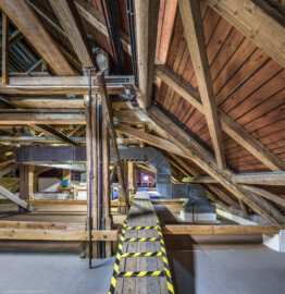 Schloss und Schlossgarten Schwetzingen - Garten - Schlosstheater - Von innen - Dachstuhl, über dem Zuschauerraum - Mittlere Ebene - Von Westen - Blick nach Osten in den südlichen Teil des Dachstuhls auf der mittleren Ebene über dem Zuschauerraum (Gesamter Bau: Länge x Breite: ca. 62 x 35 Meter; Architekt: Nicolas de Pigage (1723-1796); Bauzeit: 1752-1753, Erweiterung 1762, Sanierung: 1937, Renovierung: 1952, Generalsanierung / Umbau 1971-1974, Restaurierung: 1999-2005) (aufgenommen im Juli 2025, am frühen Nachmittag) Schloss und Schlossgarten Schwetzingen - Garten - Schlosstheater - Von innen - Dachstuhl, über dem Zuschauerraum - Mittlere Ebene - Von Westen - Blick nach Osten in den südlichen Teil des Dachstuhls auf der mittleren Ebene über dem Zuschauerraum (Gesamter Bau: Länge x Breite: ca. 62 x 35 Meter; Architekt: Nicolas de Pigage (1723-1796); Bauzeit: 1752-1753, Erweiterung 1762, Sanierung: 1937, Renovierung: 1952, Generalsanierung / Umbau 1971-1974, Restaurierung: 1999-2005) (aufgenommen im Juli 2025, am frühen Nachmittag)