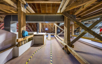 Schloss und Schlossgarten Schwetzingen - Garten - Schlosstheater - Von innen - Dachstuhl, über dem Zuschauerraum - Mittlere Ebene - Von Norden - Blick nach Süden in den Dachstuhl auf der mittleren Ebene über dem Zuschauerraum (Gesamter Bau: Länge x Breite: ca. 62 x 35 Meter; Architekt: Nicolas de Pigage (1723-1796); Bauzeit: 1752-1753, Erweiterung 1762, Sanierung: 1937, Renovierung: 1952, Generalsanierung / Umbau 1971-1974, Restaurierung: 1999-2005) (aufgenommen im Juli 2025, am frühen Nachmittag) Schloss und Schlossgarten Schwetzingen - Garten - Schlosstheater - Von innen - Dachstuhl, über dem Zuschauerraum - Mittlere Ebene - Von Norden - Blick nach Süden in den Dachstuhl auf der mittleren Ebene über dem Zuschauerraum (Gesamter Bau: Länge x Breite: ca. 62 x 35 Meter; Architekt: Nicolas de Pigage (1723-1796); Bauzeit: 1752-1753, Erweiterung 1762, Sanierung: 1937, Renovierung: 1952, Generalsanierung / Umbau 1971-1974, Restaurierung: 1999-2005) (aufgenommen im Juli 2025, am frühen Nachmittag)