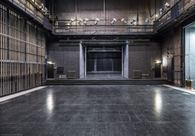 Schloss und Schlossgarten Schwetzingen - Garten - Schlosstheater - Von innen - Bühnenraum - Von Osten - Blick von der Vorbühne nach Westen auf die Bühne, die Hinterbühne und in den Bühnenraum; mittig im Hintergrund die Hinterbühne; das große Fenster in der Mitte am Ende der der Hinterbühne ist durch einen Vorhang verdunkelt; links die südliche Bühnenwand mit den ca. 55 Zügen zur Höhenverstellung der an Seilen aufgehängten horizontalen Zugstangen; rechts die Seitenbühne mit geöffnetem Hubtor; oben links, mittig und rechts die begehbare Arbeitsgalerie (Höhe ca. 8 Meter) mit Scheinwerfern auf dem Geländer (Gesamter Bau: Länge x Breite: ca. 62 x 35 Meter; Architekt: Nicolas de Pigage (1723-1796); Bauzeit: 1752-1753, Erweiterung 1762, Sanierung: 1937, Renovierung: 1952, Generalsanierung / Umbau 1971-1974, Restaurierung: 1999-2005) (aufgenommen im Juli 2025, am Nachmittag) Schloss und Schlossgarten Schwetzingen - Garten - Schlosstheater - Von innen - Bühnenraum - Von Osten - Blick von der Vorbühne nach Westen auf die Bühne, die Hinterbühne und in den Bühnenraum; mittig im Hintergrund die Hinterbühne; das große Fenster in der Mitte am Ende der der Hinterbühne ist durch einen Vorhang verdunkelt; links die südliche Bühnenwand mit den ca. 55 Zügen zur Höhenverstellung der an Seilen aufgehängten horizontalen Zugstangen; rechts die Seitenbühne mit geöffnetem Hubtor; oben links, mittig und rechts die begehbare Arbeitsgalerie (Höhe ca. 8 Meter) mit Scheinwerfern auf dem Geländer (Gesamter Bau: Länge x Breite: ca. 62 x 35 Meter; Architekt: Nicolas de Pigage (1723-1796); Bauzeit: 1752-1753, Erweiterung 1762, Sanierung: 1937, Renovierung: 1952, Generalsanierung / Umbau 1971-1974, Restaurierung: 1999-2005) (aufgenommen im Juli 2025, am Nachmittag)