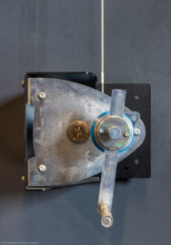 Schloss und Schlossgarten Schwetzingen - Garten - Schlosstheater - Von innen - Bühnenraum - Hinterbühne, südliche Wand - Von Norden - Blick auf eine der Handseilwinden mit Kurbel (Traglast 300 kg) für die Höhenverstellung von Zugstangen an der Decke der Hinterbühne (Gesamter Bau: Länge x Breite: ca. 62 x 35 Meter; Architekt: Nicolas de Pigage (1723-1796); Bauzeit: 1752-1753, Erweiterung 1762, Sanierung: 1937, Renovierung: 1952, Generalsanierung / Umbau 1971-1974, Restaurierung: 1999-2005) (aufgenommen im Juli 2025, am Nachmittag) Schloss und Schlossgarten Schwetzingen - Garten - Schlosstheater - Von innen - Bühnenraum - Hinterbühne, südliche Wand - Von Norden - Blick auf eine der Handseilwinden mit Kurbel (Traglast 300 kg) für die Höhenverstellung von Zugstangen an der Decke der Hinterbühne (Gesamter Bau: Länge x Breite: ca. 62 x 35 Meter; Architekt: Nicolas de Pigage (1723-1796); Bauzeit: 1752-1753, Erweiterung 1762, Sanierung: 1937, Renovierung: 1952, Generalsanierung / Umbau 1971-1974, Restaurierung: 1999-2005) (aufgenommen im Juli 2025, am Nachmittag)