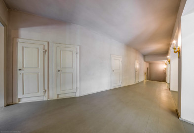 Schloss und Schlossgarten Schwetzingen - Garten - Schlosstheater - Von innen - Erdgeschoss, nördliches Foyer - Von Osten - Blick nach Westen in das nördliche Foyer im Erdgeschoss; hinter dem Durchgang auf der linken Seite liegt das östliche Foyer und das Vestibül; mittig die Zugänge zu den Logen im Parterre; unterhalb der kleinen Treppe (rechts) die nördliche Tür zum Parterre des Zuschauerraums (Gesamter Bau: Länge x Breite: ca. 62 x 35 Meter; Architekt: Nicolas de Pigage (1723-1796); Bauzeit: 1752-1753, Erweiterung 1762, Sanierung: 1937, Renovierung: 1952, Generalsanierung / Umbau 1971-1974, Restaurierung: 1999-2005) (aufgenommen im August 2025, am frühen Nachmittag) Schloss und Schlossgarten Schwetzingen - Garten - Schlosstheater - Von innen - Erdgeschoss, nördliches Foyer - Von Osten - Blick nach Westen in das nördliche Foyer im Erdgeschoss; hinter dem Durchgang auf der linken Seite liegt das östliche Foyer und das Vestibül; mittig die Zugänge zu den Logen im Parterre; unterhalb der kleinen Treppe (rechts) die nördliche Tür zum Parterre des Zuschauerraums (Gesamter Bau: Länge x Breite: ca. 62 x 35 Meter; Architekt: Nicolas de Pigage (1723-1796); Bauzeit: 1752-1753, Erweiterung 1762, Sanierung: 1937, Renovierung: 1952, Generalsanierung / Umbau 1971-1974, Restaurierung: 1999-2005) (aufgenommen im August 2025, am frühen Nachmittag)