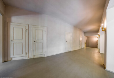 Schloss und Schlossgarten Schwetzingen - Garten - Schlosstheater - Von innen - Erdgeschoss, nördliches Foyer - Von Osten - Blick nach Westen in das nördliche Foyer im Erdgeschoss; hinter dem Durchgang auf der linken Seite liegt das östliche Foyer und das Vestibül; mittig die Zugänge zu den Logen im Parterre; unterhalb der kleinen Treppe (rechts) die nördliche Tür zum Parterre des Zuschauerraums (Gesamter Bau: Länge x Breite: ca. 62 x 35 Meter; Architekt: Nicolas de Pigage (1723-1796); Bauzeit: 1752-1753, Erweiterung 1762, Sanierung: 1937, Renovierung: 1952, Generalsanierung / Umbau 1971-1974, Restaurierung: 1999-2005) (aufgenommen im August 2025, am frühen Nachmittag)