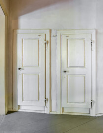 Schloss und Schlossgarten Schwetzingen - Garten - Schlosstheater - Von innen - Erdgeschoss, nördliches Foyer - Von Norden - Blick auf die Türen der Logen 1 und 2; Loge 1 ist eine der beiden sog. "Jesuitenlogen", sie ist durch eine Wand von der benachbarten Loge getrennt und kann zum Zuschauerraum hin mit einem Gitter "verschlossen" werden (Gesamter Bau: Länge x Breite: ca. 62 x 35 Meter; Architekt: Nicolas de Pigage (1723-1796); Bauzeit: 1752-1753, Erweiterung 1762, Sanierung: 1937, Renovierung: 1952, Generalsanierung / Umbau 1971-1974, Restaurierung: 1999-2005) (aufgenommen im August 2025, am frühen Nachmittag)
