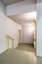 Schloss und Schlossgarten Schwetzingen - Garten - Schlosstheater - Von innen - Erdgeschoss, nördliches Foyer - Von Osten - Blick auf die kleine Treppe und die nördliche Tür zum Parterre des Zuschauerraums (Gesamter Bau: Länge x Breite: ca. 62 x 35 Meter; Architekt: Nicolas de Pigage (1723-1796); Bauzeit: 1752-1753, Erweiterung 1762, Sanierung: 1937, Renovierung: 1952, Generalsanierung / Umbau 1971-1974, Restaurierung: 1999-2005) (aufgenommen im August 2025, am frühen Nachmittag) Schloss und Schlossgarten Schwetzingen - Garten - Schlosstheater - Von innen - Erdgeschoss, nördliches Foyer - Von Osten - Blick auf die kleine Treppe und die nördliche Tür zum Parterre des Zuschauerraums (Gesamter Bau: Länge x Breite: ca. 62 x 35 Meter; Architekt: Nicolas de Pigage (1723-1796); Bauzeit: 1752-1753, Erweiterung 1762, Sanierung: 1937, Renovierung: 1952, Generalsanierung / Umbau 1971-1974, Restaurierung: 1999-2005) (aufgenommen im August 2025, am frühen Nachmittag)