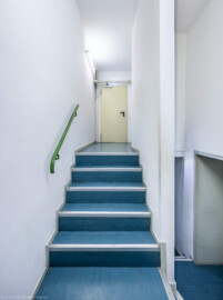 Schloss und Schlossgarten Schwetzingen - Garten - Schlosstheater - Von innen - Erdgeschoss - Gang zwischen südlichem Foyer und Bühne - Von Osten - Blick von den westlichen Tür im südlichen Foyer im Erdgeschoss nach Westen; die Tür oberhalb der Bildmitte führt direkt auf die Bühne; die (nicht sichtbare) Tür unten rechts im Türrahmen führt in den Orchestergraben; die (kaum sichtbare) Treppe nach unten auf der rechten Bildseite führt zur Unterbühne (Gesamter Bau: Länge x Breite: ca. 62 x 35 Meter; Architekt: Nicolas de Pigage (1723-1796); Bauzeit: 1752-1753, Erweiterung 1762, Sanierung: 1937, Renovierung: 1952, Generalsanierung / Umbau 1971-1974, Restaurierung: 1999-2005) (aufgenommen im August 2025, am Nachmittag) Schloss und Schlossgarten Schwetzingen - Garten - Schlosstheater - Von innen - Erdgeschoss - Gang zwischen südlichem Foyer und Bühne - Von Osten - Blick von den westlichen Tür im südlichen Foyer im Erdgeschoss nach Westen; die Tür oberhalb der Bildmitte führt direkt auf die Bühne; die (nicht sichtbare) Tür unten rechts im Türrahmen führt in den Orchestergraben; die (kaum sichtbare) Treppe nach unten auf der rechten Bildseite führt zur Unterbühne (Gesamter Bau: Länge x Breite: ca. 62 x 35 Meter; Architekt: Nicolas de Pigage (1723-1796); Bauzeit: 1752-1753, Erweiterung 1762, Sanierung: 1937, Renovierung: 1952, Generalsanierung / Umbau 1971-1974, Restaurierung: 1999-2005) (aufgenommen im August 2025, am Nachmittag)