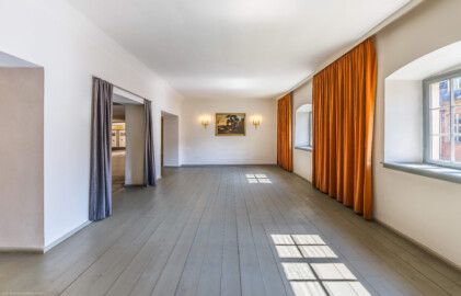 Schloss und Schlossgarten Schwetzingen - Garten - Schlosstheater - Von innen - 1. Obergeschoss (Balkon), östliches Foyer - Von Süden - Blick nach Norden in das östliche Foyer (im ehemaligen zentralen östlichen Treppenhaus) (Gesamter Bau: Länge x Breite: ca. 62 x 35 Meter; Architekt: Nicolas de Pigage (1723-1796); Bauzeit: 1752-1753, Erweiterung 1762, Sanierung: 1937, Renovierung: 1952, Generalsanierung / Umbau 1971-1974, Restaurierung: 1999-2005) (aufgenommen im August 2025, am späten Vormittag)