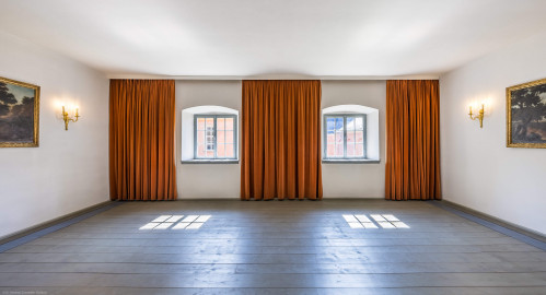 Schloss und Schlossgarten Schwetzingen - Garten - Schlosstheater - Von innen - 1. Obergeschoss (Balkon), östliches Foyer - Von Westen - Blick nach Osten in das östliche Foyer (im ehemaligen zentralen östlichen Treppenhaus) (Gesamter Bau: Länge x Breite: ca. 62 x 35 Meter; Architekt: Nicolas de Pigage (1723-1796); Bauzeit: 1752-1753, Erweiterung 1762, Sanierung: 1937, Renovierung: 1952, Generalsanierung / Umbau 1971-1974, Restaurierung: 1999-2005) (aufgenommen im August 2025, am späten Vormittag) Schloss und Schlossgarten Schwetzingen - Garten - Schlosstheater - Von innen - 1. Obergeschoss (Balkon), östliches Foyer - Von Westen - Blick nach Osten in das östliche Foyer (im ehemaligen zentralen östlichen Treppenhaus) (Gesamter Bau: Länge x Breite: ca. 62 x 35 Meter; Architekt: Nicolas de Pigage (1723-1796); Bauzeit: 1752-1753, Erweiterung 1762, Sanierung: 1937, Renovierung: 1952, Generalsanierung / Umbau 1971-1974, Restaurierung: 1999-2005) (aufgenommen im August 2025, am späten Vormittag)