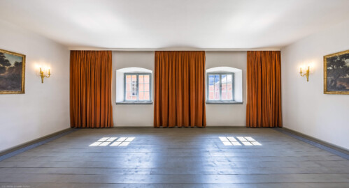 Schloss und Schlossgarten Schwetzingen - Garten - Schlosstheater - Von innen - 1. Obergeschoss (Balkon), östliches Foyer - Von Westen - Blick nach Osten in das östliche Foyer (im ehemaligen zentralen östlichen Treppenhaus) (Gesamter Bau: Länge x Breite: ca. 62 x 35 Meter; Architekt: Nicolas de Pigage (1723-1796); Bauzeit: 1752-1753, Erweiterung 1762, Sanierung: 1937, Renovierung: 1952, Generalsanierung / Umbau 1971-1974, Restaurierung: 1999-2005) (aufgenommen im August 2025, am späten Vormittag)