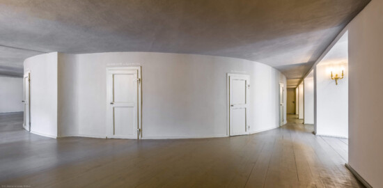 Schloss und Schlossgarten Schwetzingen - Garten - Schlosstheater - Von innen - 1. Obergeschoss (Balkon), nördliches Foyer - Von Osten - Blick von der nordöstlichen Ecke des Foyers nach Westen; in der Mitte die Rückwand des hufeisenförmigen Zuschauerraums mit den Eingängen zum Balkon; die Tür ganz rechts im Hintergrund führt in einen Technikraum (Gesamter Bau: Länge x Breite: ca. 62 x 35 Meter; Architekt: Nicolas de Pigage (1723-1796); Bauzeit: 1752-1753, Erweiterung 1762, Sanierung: 1937, Renovierung: 1952, Generalsanierung / Umbau 1971-1974, Restaurierung: 1999-2005) (aufgenommen im August 2025, am frühen Nachmittag)