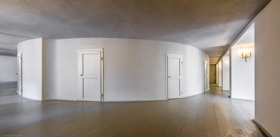 Schloss und Schlossgarten Schwetzingen - Garten - Schlosstheater - Von innen - 1. Obergeschoss (Balkon), nördliches Foyer - Von Osten - Blick von der nordöstlichen Ecke des Foyers nach Westen; in der Mitte die Rückwand des hufeisenförmigen Zuschauerraums mit den Eingängen zum Balkon; die Tür ganz rechts im Hintergrund führt in einen Technikraum (Gesamter Bau: Länge x Breite: ca. 62 x 35 Meter; Architekt: Nicolas de Pigage (1723-1796); Bauzeit: 1752-1753, Erweiterung 1762, Sanierung: 1937, Renovierung: 1952, Generalsanierung / Umbau 1971-1974, Restaurierung: 1999-2005) (aufgenommen im August 2025, am frühen Nachmittag) Schloss und Schlossgarten Schwetzingen - Garten - Schlosstheater - Von innen - 1. Obergeschoss (Balkon), nördliches Foyer - Von Osten - Blick von der nordöstlichen Ecke des Foyers nach Westen; in der Mitte die Rückwand des hufeisenförmigen Zuschauerraums mit den Eingängen zum Balkon; die Tür ganz rechts im Hintergrund führt in einen Technikraum (Gesamter Bau: Länge x Breite: ca. 62 x 35 Meter; Architekt: Nicolas de Pigage (1723-1796); Bauzeit: 1752-1753, Erweiterung 1762, Sanierung: 1937, Renovierung: 1952, Generalsanierung / Umbau 1971-1974, Restaurierung: 1999-2005) (aufgenommen im August 2025, am frühen Nachmittag)