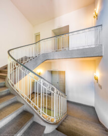 Schloss und Schlossgarten Schwetzingen - Garten - Schlosstheater - Von innen - Südöstliches Treppenhaus, zwischen 1. Obergeschoss (Balkon) und 2. Obergeschoss (Rang) - Von Nordost - Blick von der Treppe zwischen dem 1. und 2. Obergeschoss nach Südwest in das Treppenhaus; unten der Eingang zum Foyer im 1. Obergeschoss (Balkon), oben in der Mitte der Eingang zum Foyer im 2. Obergeschoss (Rang); die Tür oben links führt in den Dachstuhl zwischen dem Theater und dem Nördlichen Zirkelbau (Gesamter Bau: Länge x Breite: ca. 62 x 35 Meter; Architekt: Nicolas de Pigage (1723-1796); Bauzeit: 1752-1753, Erweiterung 1762, Sanierung: 1937, Renovierung: 1952, Generalsanierung / Umbau 1971-1974, Restaurierung: 1999-2005) (aufgenommen im August 2025, am Nachmittag) Schloss und Schlossgarten Schwetzingen - Garten - Schlosstheater - Von innen - Südöstliches Treppenhaus, zwischen 1. Obergeschoss (Balkon) und 2. Obergeschoss (Rang) - Von Nordost - Blick von der Treppe zwischen dem 1. und 2. Obergeschoss nach Südwest in das Treppenhaus; unten der Eingang zum Foyer im 1. Obergeschoss (Balkon), oben in der Mitte der Eingang zum Foyer im 2. Obergeschoss (Rang); die Tür oben links führt in den Dachstuhl zwischen dem Theater und dem Nördlichen Zirkelbau (Gesamter Bau: Länge x Breite: ca. 62 x 35 Meter; Architekt: Nicolas de Pigage (1723-1796); Bauzeit: 1752-1753, Erweiterung 1762, Sanierung: 1937, Renovierung: 1952, Generalsanierung / Umbau 1971-1974, Restaurierung: 1999-2005) (aufgenommen im August 2025, am Nachmittag)