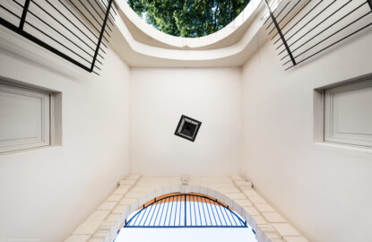 Schloss und Schlossgarten Schwetzingen - Schloss - Verbindungsbau Küchenbau-Zirkelbau / Alte Galerie - Durchgang - Von unten - Zentraler Blick nach oben in den offenen Innenraum des Durchgangs; unten (nördlich) unterhalb der Decke eine Kopfmaske, links (westlich) und rechts (östlich) Türen in den Verbindungsbau (Verbindungsbau: Länge ca. 45 Meter, Breite ca. 8 Meter; Bauzeit: wohl um 1724; Architekt: unklar, evtl. Alessandro Galli da Bibiena (1686-1748) oder Johann Adam Breunig (1660-1727)) (aufgenommen im August 2025, am Nachmittag)