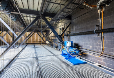 Schloss und Schlossgarten Schwetzingen - Garten - Schlosstheater - Von innen - Bühnenraum - Obermaschinerie - Rollenboden / Schnürboden - Von Osten - Blick nach Westen auf die Nordwand mit der Winde für das Seitenbühnentor (Nutzlast 500 kg; das Tor hängt an Gegengewichten); links und mittig Umlenkrollen und Stahlseile, die mit Zugstangen unterhalb des Rollenbodens verbunden sind, rechts eine Tür zu Technikräumen (Gesamter Bau: Länge x Breite: ca. 62 x 35 Meter; Architekt: Nicolas de Pigage (1723-1796); Bauzeit: 1752-1753, Erweiterung 1762, Sanierung: 1937, Renovierung: 1952, Generalsanierung / Umbau 1971-1974, Restaurierung: 1999-2005) (aufgenommen im August 2025, um die Mittagszeit) Schloss und Schlossgarten Schwetzingen - Garten - Schlosstheater - Von innen - Bühnenraum - Obermaschinerie - Rollenboden / Schnürboden - Von Osten - Blick nach Westen auf die Nordwand mit der Winde für das Seitenbühnentor (Nutzlast 500 kg; das Tor hängt an Gegengewichten); links und mittig Umlenkrollen und Stahlseile, die mit Zugstangen unterhalb des Rollenbodens verbunden sind, rechts eine Tür zu Technikräumen (Gesamter Bau: Länge x Breite: ca. 62 x 35 Meter; Architekt: Nicolas de Pigage (1723-1796); Bauzeit: 1752-1753, Erweiterung 1762, Sanierung: 1937, Renovierung: 1952, Generalsanierung / Umbau 1971-1974, Restaurierung: 1999-2005) (aufgenommen im August 2025, um die Mittagszeit)