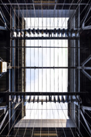 Schloss und Schlossgarten Schwetzingen - Garten - Schlosstheater - Von innen - Bühnenraum - Obermaschinerie - Rollenboden / Schnürboden - Von unten - Blick vom Gitterboden nach oben auf die Öffnung des Rauchschiebers sowie auf Umlenkrollen und an Zugstangen befestigte Stahlseile (Gesamter Bau: Länge x Breite: ca. 62 x 35 Meter; Architekt: Nicolas de Pigage (1723-1796); Bauzeit: 1752-1753, Erweiterung 1762, Sanierung: 1937, Renovierung: 1952, Generalsanierung / Umbau 1971-1974, Restaurierung: 1999-2005) (aufgenommen im August 2025, um die Mittagszeit) Schloss und Schlossgarten Schwetzingen - Garten - Schlosstheater - Von innen - Bühnenraum - Obermaschinerie - Rollenboden / Schnürboden - Von unten - Blick vom Gitterboden nach oben auf die Öffnung des Rauchschiebers sowie auf Umlenkrollen und an Zugstangen befestigte Stahlseile (Gesamter Bau: Länge x Breite: ca. 62 x 35 Meter; Architekt: Nicolas de Pigage (1723-1796); Bauzeit: 1752-1753, Erweiterung 1762, Sanierung: 1937, Renovierung: 1952, Generalsanierung / Umbau 1971-1974, Restaurierung: 1999-2005) (aufgenommen im August 2025, um die Mittagszeit)