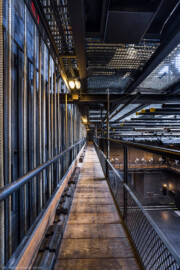 Schloss und Schlossgarten Schwetzingen - Garten - Schlosstheater - Von innen - Bühnenraum, Gewichtsgalerie - Von Osten - Blick nach Westen auf die Gewichtsgalerie (Höhe ca. 11 Meter), links die Züge, rechts unterhalb des Rollenbodens (Höhe ca. 13,5 Meter) die Zugstangen; beim Beladen der Zugstange eines Handkonterzugs (dicke Hanfseile, links) wird die Stange weit nach unten gefahren, dann befindet sich der Gewichtsschlitten des Zugs in Höhe der Gewichtsgalerie; dann können auf dieser Galerie die notwendigen Kontergewichte (lagern auf dem Holzboden der Galerie) auf den Schlitten geladen werden (Gesamter Bau: Länge x Breite: ca. 62 x 35 Meter; Architekt: Nicolas de Pigage (1723-1796); Bauzeit: 1752-1753, Erweiterung 1762, Sanierung: 1937, Renovierung: 1952, Generalsanierung / Umbau 1971-1974, Restaurierung: 1999-2005) (aufgenommen im August 2025, am Nachmittag) Schloss und Schlossgarten Schwetzingen - Garten - Schlosstheater - Von innen - Bühnenraum, Gewichtsgalerie - Von Osten - Blick nach Westen auf die Gewichtsgalerie (Höhe ca. 11 Meter), links die Züge, rechts unterhalb des Rollenbodens (Höhe ca. 13,5 Meter) die Zugstangen; beim Beladen der Zugstange eines Handkonterzugs (dicke Hanfseile, links) wird die Stange weit nach unten gefahren, dann befindet sich der Gewichtsschlitten des Zugs in Höhe der Gewichtsgalerie; dann können auf dieser Galerie die notwendigen Kontergewichte (lagern auf dem Holzboden der Galerie) auf den Schlitten geladen werden (Gesamter Bau: Länge x Breite: ca. 62 x 35 Meter; Architekt: Nicolas de Pigage (1723-1796); Bauzeit: 1752-1753, Erweiterung 1762, Sanierung: 1937, Renovierung: 1952, Generalsanierung / Umbau 1971-1974, Restaurierung: 1999-2005) (aufgenommen im August 2025, am Nachmittag)