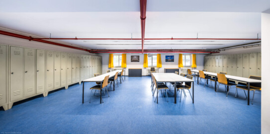 Schloss und Schlossgarten Schwetzingen - Garten - Schlosstheater - Von innen - Untergeschoss - Von Süden - Blick nach Westen in den Musiker-Aufenthaltsraum bzw. das Umkleidezimmer; hinter den Fenstern liegt der Gesandtenhausgarten (Gesamter Bau: Länge x Breite: ca. 62 x 35 Meter; Architekt: Nicolas de Pigage (1723-1796); Bauzeit: 1752-1753, Erweiterung 1762, Sanierung: 1937, Renovierung: 1952, Generalsanierung / Umbau 1971-1974, Restaurierung: 1999-2005) (aufgenommen im September 2025, um die Mittagszeit)