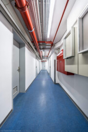 Schloss und Schlossgarten Schwetzingen - Garten - Schlosstheater - Von innen - Untergeschoss - Von Westen - Blick vom westlichen Eingangsbereich im Untergeschoss nach Osten in den Gang zum Musiker-Aufenthaltsraum; das Musiker-Zimmer befindet sich hinter der zentralen Tür am Ende des Gangs (Gesamter Bau: Länge x Breite: ca. 62 x 35 Meter; Architekt: Nicolas de Pigage (1723-1796); Bauzeit: 1752-1753, Erweiterung 1762, Sanierung: 1937, Renovierung: 1952, Generalsanierung / Umbau 1971-1974, Restaurierung: 1999-2005) (aufgenommen im September 2025, um die Mittagszeit) Schloss und Schlossgarten Schwetzingen - Garten - Schlosstheater - Von innen - Untergeschoss - Von Westen - Blick vom westlichen Eingangsbereich im Untergeschoss nach Osten in den Gang zum Musiker-Aufenthaltsraum; das Musiker-Zimmer befindet sich hinter der zentralen Tür am Ende des Gangs (Gesamter Bau: Länge x Breite: ca. 62 x 35 Meter; Architekt: Nicolas de Pigage (1723-1796); Bauzeit: 1752-1753, Erweiterung 1762, Sanierung: 1937, Renovierung: 1952, Generalsanierung / Umbau 1971-1974, Restaurierung: 1999-2005) (aufgenommen im September 2025, um die Mittagszeit)