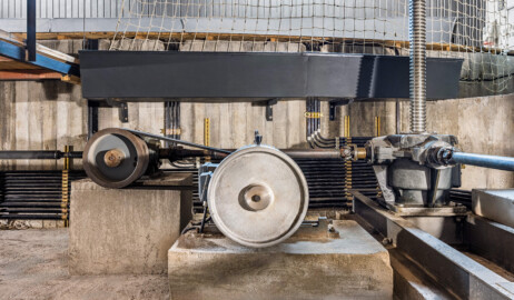 Schloss und Schlossgarten Schwetzingen - Garten - Schlosstheater - Von innen - Orchestergraben / Proszenium / Unterbühne - Von Osten - Blick auf den Antriebsmotor (unterhalb der Bildmitte), Antriebswellen und eine der vier Gewindespindeln (rechts) der Hebevorrichtung für das Anheben und Absenken des Bodens des Proszeniums (Gesamter Bau: Länge x Breite: ca. 62 x 35 Meter; Architekt: Nicolas de Pigage (1723-1796); Bauzeit: 1752-1753, Erweiterung 1762, Sanierung: 1937, Renovierung: 1952, Generalsanierung / Umbau 1971-1974, Restaurierung: 1999-2005) (aufgenommen im September 2025, am Nachmittag) Schloss und Schlossgarten Schwetzingen - Garten - Schlosstheater - Von innen - Orchestergraben / Proszenium / Unterbühne - Von Osten - Blick auf den Antriebsmotor (unterhalb der Bildmitte), Antriebswellen und eine der vier Gewindespindeln (rechts) der Hebevorrichtung für das Anheben und Absenken des Bodens des Proszeniums (Gesamter Bau: Länge x Breite: ca. 62 x 35 Meter; Architekt: Nicolas de Pigage (1723-1796); Bauzeit: 1752-1753, Erweiterung 1762, Sanierung: 1937, Renovierung: 1952, Generalsanierung / Umbau 1971-1974, Restaurierung: 1999-2005) (aufgenommen im September 2025, am Nachmittag)