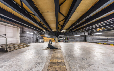 Schloss und Schlossgarten Schwetzingen - Garten - Schlosstheater - Von innen - Bühnenraum - Unterbühne - Von Süden - Blick von der südlichen Gewindespindel der Bühnen-Hebevorrichtung nach Norden in den Raum der Unterbühne; die Neigung des Bodens der Hauptbühne (Breite x Tiefe: 15,5 x 17,0 Meter) kann von 0 bis 8 Prozent eingestellt werden; die Bühnen-Hebevorrichtung besteht aus zwei querlaufenden Doppel-T Trägern (ein Träger davon hinten sichtbar) und vielen längslaufenen Trägern, auf denen der Holzboden der Bühne aufliegt, einem Elektro-Motor (in der Mitte), zwei Antriebswellen (unter der Holzabdeckung am Boden) sowie zwei Gewindespindeln zum Heben/Senken der Doppel-T Träger (eine Gewindespindel mit Scheibenbalg sichtbar am Ende der Holzabdeckung am Boden); links der westliche Zugang zur Unterbühne (Gesamter Bau: Länge x Breite: ca. 62 x 35 Meter; Architekt: Nicolas de Pigage (1723-1796); Bauzeit: 1752-1753, Erweiterung 1762, Sanierung: 1937, Renovierung: 1952, Generalsanierung / Umbau 1971-1974, Restaurierung: 1999-2005) (aufgenommen im September 2025, am späten Vormittag) Schloss und Schlossgarten Schwetzingen - Garten - Schlosstheater - Von innen - Bühnenraum - Unterbühne - Von Süden - Blick von der südlichen Gewindespindel der Bühnen-Hebevorrichtung nach Norden in den Raum der Unterbühne; die Neigung des Bodens der Hauptbühne (Breite x Tiefe: 15,5 x 17,0 Meter) kann von 0 bis 8 Prozent eingestellt werden; die Bühnen-Hebevorrichtung besteht aus zwei querlaufenden Doppel-T Trägern (ein Träger davon hinten sichtbar) und vielen längslaufenen Trägern, auf denen der Holzboden der Bühne aufliegt, einem Elektro-Motor (in der Mitte), zwei Antriebswellen (unter der Holzabdeckung am Boden) sowie zwei Gewindespindeln zum Heben/Senken der Doppel-T Träger (eine Gewindespindel mit Scheibenbalg sichtbar am Ende der Holzabdeckung am Boden); links der westliche Zugang zur Unterbühne (Gesamter Bau: Länge x Breite: ca. 62 x 35 Meter; Architekt: Nicolas de Pigage (1723-1796); Bauzeit: 1752-1753, Erweiterung 1762, Sanierung: 1937, Renovierung: 1952, Generalsanierung / Umbau 1971-1974, Restaurierung: 1999-2005) (aufgenommen im September 2025, am späten Vormittag)