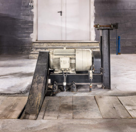 Schloss und Schlossgarten Schwetzingen - Garten - Schlosstheater - Von innen - Bühnenraum - Unterbühne - Von Osten - Blick auf den Elektro-Motor der Bühnen-Hebevorrichtung (bestehend aus zwei längslaufenden Doppel-T Trägern, vielen querlaufenen Trägern, dem Elektro-Motor, zwei Antriebswellen sowie zwei Gewindespindeln zum Heben/Senken der Doppel-T Träger) (Gesamter Bau: Länge x Breite: ca. 62 x 35 Meter; Architekt: Nicolas de Pigage (1723-1796); Bauzeit: 1752-1753, Erweiterung 1762, Sanierung: 1937, Renovierung: 1952, Generalsanierung / Umbau 1971-1974, Restaurierung: 1999-2005) (aufgenommen im September 2025, um die Mittagszeit) Schloss und Schlossgarten Schwetzingen - Garten - Schlosstheater - Von innen - Bühnenraum - Unterbühne - Von Osten - Blick auf den Elektro-Motor der Bühnen-Hebevorrichtung (bestehend aus zwei längslaufenden Doppel-T Trägern, vielen querlaufenen Trägern, dem Elektro-Motor, zwei Antriebswellen sowie zwei Gewindespindeln zum Heben/Senken der Doppel-T Träger) (Gesamter Bau: Länge x Breite: ca. 62 x 35 Meter; Architekt: Nicolas de Pigage (1723-1796); Bauzeit: 1752-1753, Erweiterung 1762, Sanierung: 1937, Renovierung: 1952, Generalsanierung / Umbau 1971-1974, Restaurierung: 1999-2005) (aufgenommen im September 2025, um die Mittagszeit)
