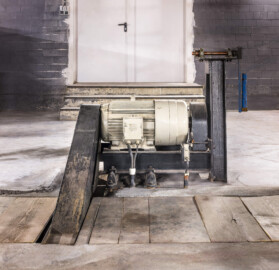 Schloss und Schlossgarten Schwetzingen - Garten - Schlosstheater - Von innen - Bühnenraum - Unterbühne - Von Osten - Blick auf den Elektro-Motor der Bühnen-Hebevorrichtung (bestehend aus zwei längslaufenden Doppel-T Trägern, vielen querlaufenen Trägern, dem Elektro-Motor, zwei Antriebswellen sowie zwei Gewindespindeln zum Heben/Senken der Doppel-T Träger) (Gesamter Bau: Länge x Breite: ca. 62 x 35 Meter; Architekt: Nicolas de Pigage (1723-1796); Bauzeit: 1752-1753, Erweiterung 1762, Sanierung: 1937, Renovierung: 1952, Generalsanierung / Umbau 1971-1974, Restaurierung: 1999-2005) (aufgenommen im September 2025, um die Mittagszeit) Schloss und Schlossgarten Schwetzingen - Garten - Schlosstheater - Von innen - Bühnenraum - Unterbühne - Von Osten - Blick auf den Elektro-Motor der Bühnen-Hebevorrichtung (bestehend aus zwei längslaufenden Doppel-T Trägern, vielen querlaufenen Trägern, dem Elektro-Motor, zwei Antriebswellen sowie zwei Gewindespindeln zum Heben/Senken der Doppel-T Träger) (Gesamter Bau: Länge x Breite: ca. 62 x 35 Meter; Architekt: Nicolas de Pigage (1723-1796); Bauzeit: 1752-1753, Erweiterung 1762, Sanierung: 1937, Renovierung: 1952, Generalsanierung / Umbau 1971-1974, Restaurierung: 1999-2005) (aufgenommen im September 2025, um die Mittagszeit)