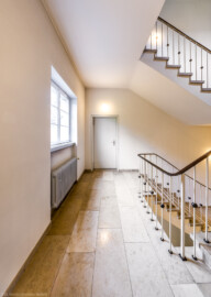 Schloss und Schlossgarten Schwetzingen - Garten - Schlosstheater - Von innen - Nördöstliches Treppenhaus, 1. Oberschoss - Von Norden - Blick nach Süden in das Treppenhaus und auf die Tür zum Foyer des 1. Obergeschosses (Gesamter Bau: Länge x Breite: ca. 62 x 35 Meter; Architekt: Nicolas de Pigage (1723-1796); Bauzeit: 1752-1753, Erweiterung 1762, Sanierung: 1937, Renovierung: 1952, Generalsanierung / Umbau 1971-1974, Restaurierung: 1999-2005) (aufgenommen im September 2025, am Nachmittag) Schloss und Schlossgarten Schwetzingen - Garten - Schlosstheater - Von innen - Nördöstliches Treppenhaus, 1. Oberschoss - Von Norden - Blick nach Süden in das Treppenhaus und auf die Tür zum Foyer des 1. Obergeschosses (Gesamter Bau: Länge x Breite: ca. 62 x 35 Meter; Architekt: Nicolas de Pigage (1723-1796); Bauzeit: 1752-1753, Erweiterung 1762, Sanierung: 1937, Renovierung: 1952, Generalsanierung / Umbau 1971-1974, Restaurierung: 1999-2005) (aufgenommen im September 2025, am Nachmittag)