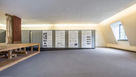 Schloss und Schlossgarten Schwetzingen - Garten - Schlosstheater - Von innen - 2. Obergeschoss (Rang), nördliches Foyer - Von Süden - Blick nach Norden in das nördliche Foyer im 2. Obergeschoss; links das Modell einer barocken Kulissenbühne (mit verschiebbaren Kulissen); rechts Tafeln zur barocken Bühnenmaschinerie sowie zur Bauaufnahme und Bauforschung in Schwetzingen (Gesamter Bau: Länge x Breite: ca. 62 x 35 Meter; Architekt: Nicolas de Pigage (1723-1796); Bauzeit: 1752-1753, Erweiterung 1762, Sanierung: 1937, Renovierung: 1952, Generalsanierung / Umbau 1971-1974, Restaurierung: 1999-2005) (aufgenommen im September 2025, am Nachmittag) Schloss und Schlossgarten Schwetzingen - Garten - Schlosstheater - Von innen - 2. Obergeschoss (Rang), nördliches Foyer - Von Süden - Blick nach Norden in das nördliche Foyer im 2. Obergeschoss; links das Modell einer barocken Kulissenbühne (mit verschiebbaren Kulissen); rechts Tafeln zur barocken Bühnenmaschinerie sowie zur Bauaufnahme und Bauforschung in Schwetzingen (Gesamter Bau: Länge x Breite: ca. 62 x 35 Meter; Architekt: Nicolas de Pigage (1723-1796); Bauzeit: 1752-1753, Erweiterung 1762, Sanierung: 1937, Renovierung: 1952, Generalsanierung / Umbau 1971-1974, Restaurierung: 1999-2005) (aufgenommen im September 2025, am Nachmittag)
