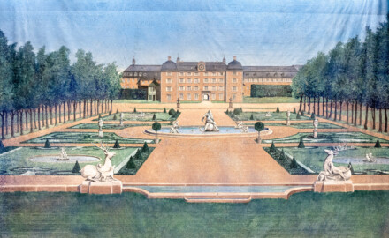 Schloss und Schlossgarten Schwetzingen - Garten - Schlosstheater - Von innen - Bühne / Bühnenprospekte - Bühnenprospekt "Schlossgartenprospekt" mit einer gemalten Ansicht des Schwetzinger Schlossgartens mit dem Schloss im Hintergrund; Breite x Höhe: ca. 9 x 6 Meter (Gesamter Bau: Länge x Breite: ca. 62 x 35 Meter; Architekt: Nicolas de Pigage (1723-1796); Bauzeit: 1752-1753, Erweiterung 1762, Sanierung: 1937, Renovierung: 1952, Generalsanierung / Umbau 1971-1974, Restaurierung: 1999-2005) (aufgenommen im September 2025, um die Mittagszeit)