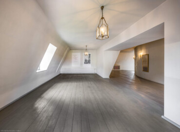 Schloss und Schlossgarten Schwetzingen - Garten - Schlosstheater - Von innen - 2. Obergeschoss (Rang), östliches Foyer - Von Norden - Blick nach Süden in das östliche Foyer (im ehemaligen zentralen östlichen Treppenhaus); rechts die östliche Rückseite des Zuschauerraums mit den Türen zum Rang (Gesamter Bau: Länge x Breite: ca. 62 x 35 Meter; Architekt: Nicolas de Pigage (1723-1796); Bauzeit: 1752-1753, Erweiterung 1762, Sanierung: 1937, Renovierung: 1952, Generalsanierung / Umbau 1971-1974, Restaurierung: 1999-2005) (aufgenommen im September 2025, am Nachmittag) Schloss und Schlossgarten Schwetzingen - Garten - Schlosstheater - Von innen - 2. Obergeschoss (Rang), östliches Foyer - Von Norden - Blick nach Süden in das östliche Foyer (im ehemaligen zentralen östlichen Treppenhaus); rechts die östliche Rückseite des Zuschauerraums mit den Türen zum Rang (Gesamter Bau: Länge x Breite: ca. 62 x 35 Meter; Architekt: Nicolas de Pigage (1723-1796); Bauzeit: 1752-1753, Erweiterung 1762, Sanierung: 1937, Renovierung: 1952, Generalsanierung / Umbau 1971-1974, Restaurierung: 1999-2005) (aufgenommen im September 2025, am Nachmittag)