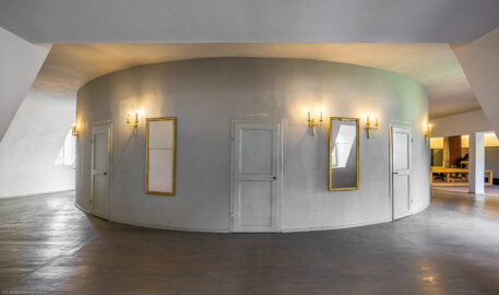 Schloss und Schlossgarten Schwetzingen - Garten - Schlosstheater - Von innen - 2. Obergeschoss (Rang), östliches Foyer - Von Osten - Blick vom östlichen Raum im ehemaligen zentralen östlichen Treppenhaus in das östliche Foyer, auf die Rückwand des Zuschauerraumes, das südliche Foyer (ganz links) sowie das nördliche Foyer (ganz rechts) mit dem Modell einer barocken Kulissenbühne (Gesamter Bau: Länge x Breite: ca. 62 x 35 Meter; Architekt: Nicolas de Pigage (1723-1796); Bauzeit: 1752-1753, Erweiterung 1762, Sanierung: 1937, Renovierung: 1952, Generalsanierung / Umbau 1971-1974, Restaurierung: 1999-2005) (aufgenommen im September 2025, am Nachmittag)