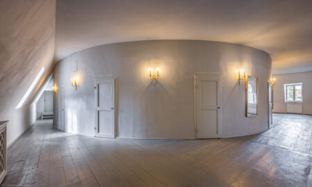 Schloss und Schlossgarten Schwetzingen - Garten - Schlosstheater - Von innen - 2. Obergeschoss (Rang), südliches Foyer - Von Südost - Blick von der südöstlichen Ecke des Foyers bzw. dem Eingang im südöstlichen Treppenhaus nach Nordwest in das Foyer; in der Mitte die Rückwand des hufeisenförmigen Zuschauerraums mit den Eingängen zum Rang; die Tür links im Hintergrund führt in die untere Ebene des historischen Dachstuhls über dem Zuschauerraum (Gesamter Bau: Länge x Breite: ca. 62 x 35 Meter; Architekt: Nicolas de Pigage (1723-1796); Bauzeit: 1752-1753, Erweiterung 1762, Sanierung: 1937, Renovierung: 1952, Generalsanierung / Umbau 1971-1974, Restaurierung: 1999-2005) (aufgenommen im September 2025, am Nachmittag)