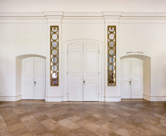 Schloss und Schlossgarten Schwetzingen - Garten - Nördlicher Zirkelbau - Westlicher Pavillon / Foyer des Schlosstheaters - Von innen - Nordwand, Mitte - Von Südwest - Blick auf die Eingangstüren zum Schlosstheater; links die Tür zum südlichen Foyer im Erdgeschoss des Schlosstheater, in der Mitte die große Eingangstür zum östlichen Foyer im Erdgeschoss des Schlosstheaters, rechts die Tür zum südöstlichen Treppenhaus für das 1. Obergeschoss (Balkon) und das 2. Obergeschoss (Rang) (Gesamter Bau: Länge Bogen ca. 175 Meter, Breite zwischen ca. 11 und 18 Meter, 51 Achsen, 5 Pavillons, 4 Zwischenbauten; Architekt: Alessandro Alessandro Galli da Bibiena (1686-1748), Bauleitung: zuerst Guillaume d’Hauberat (1680–1749), dann Nicolas de Pigage (1723-1796); Bauzeit: 1748-1750) (aufgenommen im September 2025, am späten Vormittag) Schloss und Schlossgarten Schwetzingen - Garten - Nördlicher Zirkelbau - Westlicher Pavillon / Foyer des Schlosstheaters - Von innen - Nordwand, Mitte - Von Südwest - Blick auf die Eingangstüren zum Schlosstheater; links die Tür zum südlichen Foyer im Erdgeschoss des Schlosstheater, in der Mitte die große Eingangstür zum östlichen Foyer im Erdgeschoss des Schlosstheaters, rechts die Tür zum südöstlichen Treppenhaus für das 1. Obergeschoss (Balkon) und das 2. Obergeschoss (Rang) (Gesamter Bau: Länge Bogen ca. 175 Meter, Breite zwischen ca. 11 und 18 Meter, 51 Achsen, 5 Pavillons, 4 Zwischenbauten; Architekt: Alessandro Alessandro Galli da Bibiena (1686-1748), Bauleitung: zuerst Guillaume d’Hauberat (1680–1749), dann Nicolas de Pigage (1723-1796); Bauzeit: 1748-1750) (aufgenommen im September 2025, am späten Vormittag)