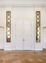 Schloss und Schlossgarten Schwetzingen - Garten - Nördlicher Zirkelbau - Westlicher Pavillon / Foyer des Schlosstheaters - Von innen - Nordwand, Mitte - Von Südwest - Blick auf die große mittlere Eingangstür zum östlichen Foyer im Erdgeschoss des Schlosstheaters (Gesamter Bau: Länge Bogen ca. 175 Meter, Breite zwischen ca. 11 und 18 Meter, 51 Achsen, 5 Pavillons, 4 Zwischenbauten; Architekt: Alessandro Alessandro Galli da Bibiena (1686-1748), Bauleitung: zuerst Guillaume d’Hauberat (1680–1749), dann Nicolas de Pigage (1723-1796); Bauzeit: 1748-1750) (aufgenommen im September 2025, am späten Vormittag) Schloss und Schlossgarten Schwetzingen - Garten - Nördlicher Zirkelbau - Westlicher Pavillon / Foyer des Schlosstheaters - Von innen - Nordwand, Mitte - Von Südwest - Blick auf die große mittlere Eingangstür zum östlichen Foyer im Erdgeschoss des Schlosstheaters (Gesamter Bau: Länge Bogen ca. 175 Meter, Breite zwischen ca. 11 und 18 Meter, 51 Achsen, 5 Pavillons, 4 Zwischenbauten; Architekt: Alessandro Alessandro Galli da Bibiena (1686-1748), Bauleitung: zuerst Guillaume d’Hauberat (1680–1749), dann Nicolas de Pigage (1723-1796); Bauzeit: 1748-1750) (aufgenommen im September 2025, am späten Vormittag)