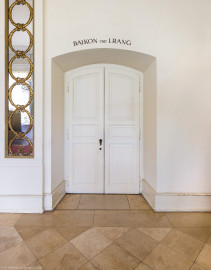 Schloss und Schlossgarten Schwetzingen - Garten - Nördlicher Zirkelbau - Westlicher Pavillon / Foyer des Schlosstheaters - Von innen - Nordwand, Mitte - Von Südwest - Blick auf die Eingangstür zum südöstlichen Treppenhaus zum 1. Obergeschoss (Balkon) und zum 2. Obergeschoss (Rang); durch diese Tür gelangt man nicht in das Foyer im Erdgeschoss (Gesamter Bau: Länge Bogen ca. 175 Meter, Breite zwischen ca. 11 und 18 Meter, 51 Achsen, 5 Pavillons, 4 Zwischenbauten; Architekt: Alessandro Alessandro Galli da Bibiena (1686-1748), Bauleitung: zuerst Guillaume d’Hauberat (1680–1749), dann Nicolas de Pigage (1723-1796); Bauzeit: 1748-1750) (aufgenommen im September 2025, am späten Vormittag) Schloss und Schlossgarten Schwetzingen - Garten - Nördlicher Zirkelbau - Westlicher Pavillon / Foyer des Schlosstheaters - Von innen - Nordwand, Mitte - Von Südwest - Blick auf die Eingangstür zum südöstlichen Treppenhaus zum 1. Obergeschoss (Balkon) und zum 2. Obergeschoss (Rang); durch diese Tür gelangt man nicht in das Foyer im Erdgeschoss (Gesamter Bau: Länge Bogen ca. 175 Meter, Breite zwischen ca. 11 und 18 Meter, 51 Achsen, 5 Pavillons, 4 Zwischenbauten; Architekt: Alessandro Alessandro Galli da Bibiena (1686-1748), Bauleitung: zuerst Guillaume d’Hauberat (1680–1749), dann Nicolas de Pigage (1723-1796); Bauzeit: 1748-1750) (aufgenommen im September 2025, am späten Vormittag)
