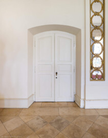 Schloss und Schlossgarten Schwetzingen - Garten - Nördlicher Zirkelbau - Westlicher Pavillon / Foyer des Schlosstheaters - Von innen - Nordwand, Mitte - Von Südwest - Blick auf die Eingangstür zum südlichen Foyer im Erdgeschoss des Schlosstheaters (Gesamter Bau: Länge Bogen ca. 175 Meter, Breite zwischen ca. 11 und 18 Meter, 51 Achsen, 5 Pavillons, 4 Zwischenbauten; Architekt: Alessandro Alessandro Galli da Bibiena (1686-1748), Bauleitung: zuerst Guillaume d’Hauberat (1680–1749), dann Nicolas de Pigage (1723-1796); Bauzeit: 1748-1750) (aufgenommen im September 2025, am späten Vormittag) Schloss und Schlossgarten Schwetzingen - Garten - Nördlicher Zirkelbau - Westlicher Pavillon / Foyer des Schlosstheaters - Von innen - Nordwand, Mitte - Von Südwest - Blick auf die Eingangstür zum südlichen Foyer im Erdgeschoss des Schlosstheaters (Gesamter Bau: Länge Bogen ca. 175 Meter, Breite zwischen ca. 11 und 18 Meter, 51 Achsen, 5 Pavillons, 4 Zwischenbauten; Architekt: Alessandro Alessandro Galli da Bibiena (1686-1748), Bauleitung: zuerst Guillaume d’Hauberat (1680–1749), dann Nicolas de Pigage (1723-1796); Bauzeit: 1748-1750) (aufgenommen im September 2025, am späten Vormittag)