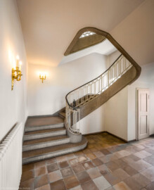 Schloss und Schlossgarten Schwetzingen - Garten - Schlosstheater - Von innen - Südöstliches Treppenhaus, Erdgeschoss - Von Südwest - Blick vom Eingang des Treppenhauses auf die Treppe in das 1. Obergeschoss (Balkon) und das 2. Obergeschoss (Rang) (Gesamter Bau: Länge x Breite: ca. 62 x 35 Meter; Architekt: Nicolas de Pigage (1723-1796); Bauzeit: 1752-1753, Erweiterung 1762, Sanierung: 1937, Renovierung: 1952, Generalsanierung / Umbau 1971-1974, Restaurierung: 1999-2005) (aufgenommen im September 2025, um die Mittagszeit) Schloss und Schlossgarten Schwetzingen - Garten - Schlosstheater - Von innen - Südöstliches Treppenhaus, Erdgeschoss - Von Südwest - Blick vom Eingang des Treppenhauses auf die Treppe in das 1. Obergeschoss (Balkon) und das 2. Obergeschoss (Rang) (Gesamter Bau: Länge x Breite: ca. 62 x 35 Meter; Architekt: Nicolas de Pigage (1723-1796); Bauzeit: 1752-1753, Erweiterung 1762, Sanierung: 1937, Renovierung: 1952, Generalsanierung / Umbau 1971-1974, Restaurierung: 1999-2005) (aufgenommen im September 2025, um die Mittagszeit)
