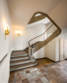 Schloss und Schlossgarten Schwetzingen - Garten - Schlosstheater - Von innen - Südöstliches Treppenhaus, Erdgeschoss - Von Südwest - Blick vom Eingang des Treppenhauses auf die Treppe in das 1. Obergeschoss (Balkon) und das 2. Obergeschoss (Rang) (Gesamter Bau: Länge x Breite: ca. 62 x 35 Meter; Architekt: Nicolas de Pigage (1723-1796); Bauzeit: 1752-1753, Erweiterung 1762, Sanierung: 1937, Renovierung: 1952, Generalsanierung / Umbau 1971-1974, Restaurierung: 1999-2005) (aufgenommen im September 2025, um die Mittagszeit) Schloss und Schlossgarten Schwetzingen - Garten - Schlosstheater - Von innen - Südöstliches Treppenhaus, Erdgeschoss - Von Südwest - Blick vom Eingang des Treppenhauses auf die Treppe in das 1. Obergeschoss (Balkon) und das 2. Obergeschoss (Rang) (Gesamter Bau: Länge x Breite: ca. 62 x 35 Meter; Architekt: Nicolas de Pigage (1723-1796); Bauzeit: 1752-1753, Erweiterung 1762, Sanierung: 1937, Renovierung: 1952, Generalsanierung / Umbau 1971-1974, Restaurierung: 1999-2005) (aufgenommen im September 2025, um die Mittagszeit)